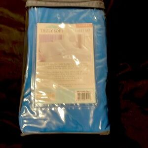 New Queen sheet set teal in color